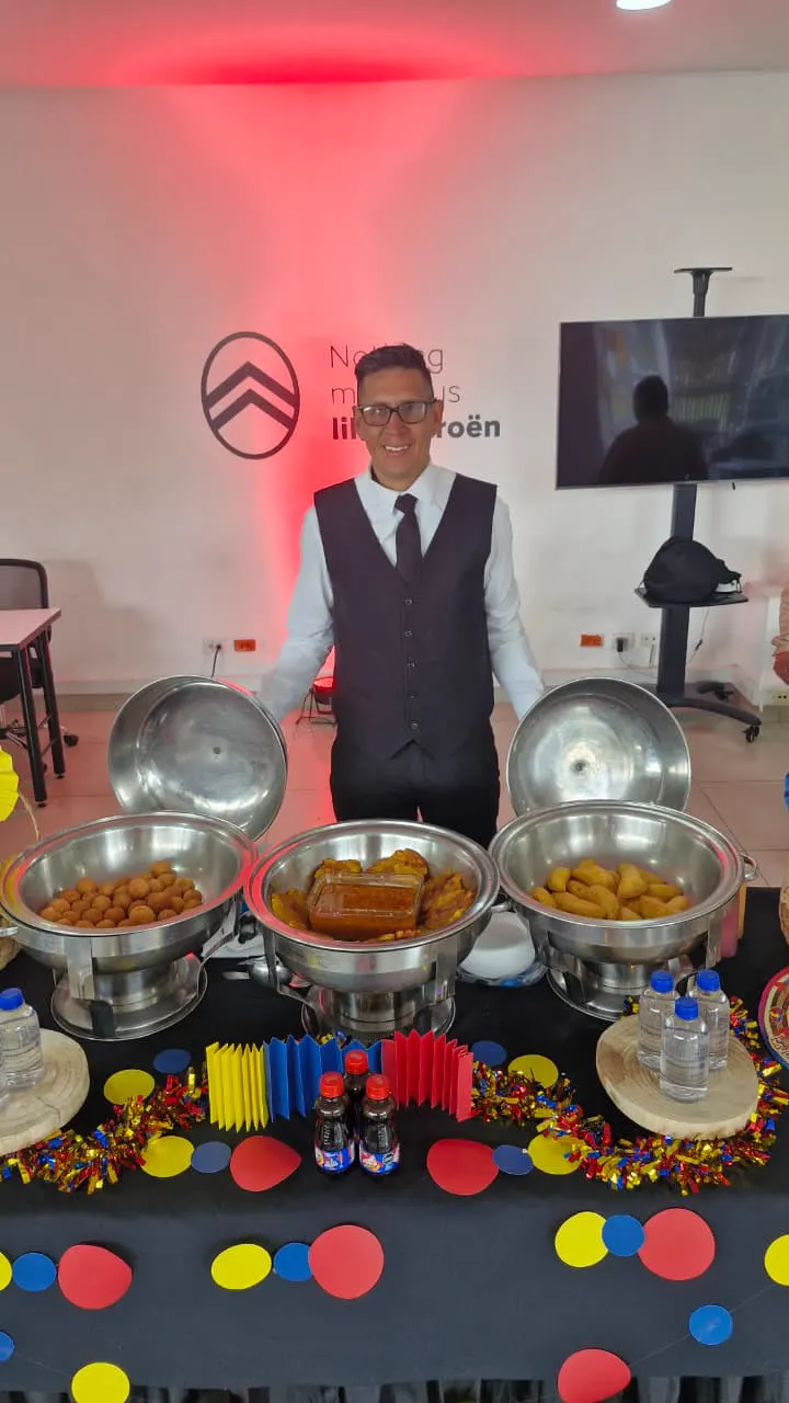 Mesa de catering temático en la vitrina de Citroën