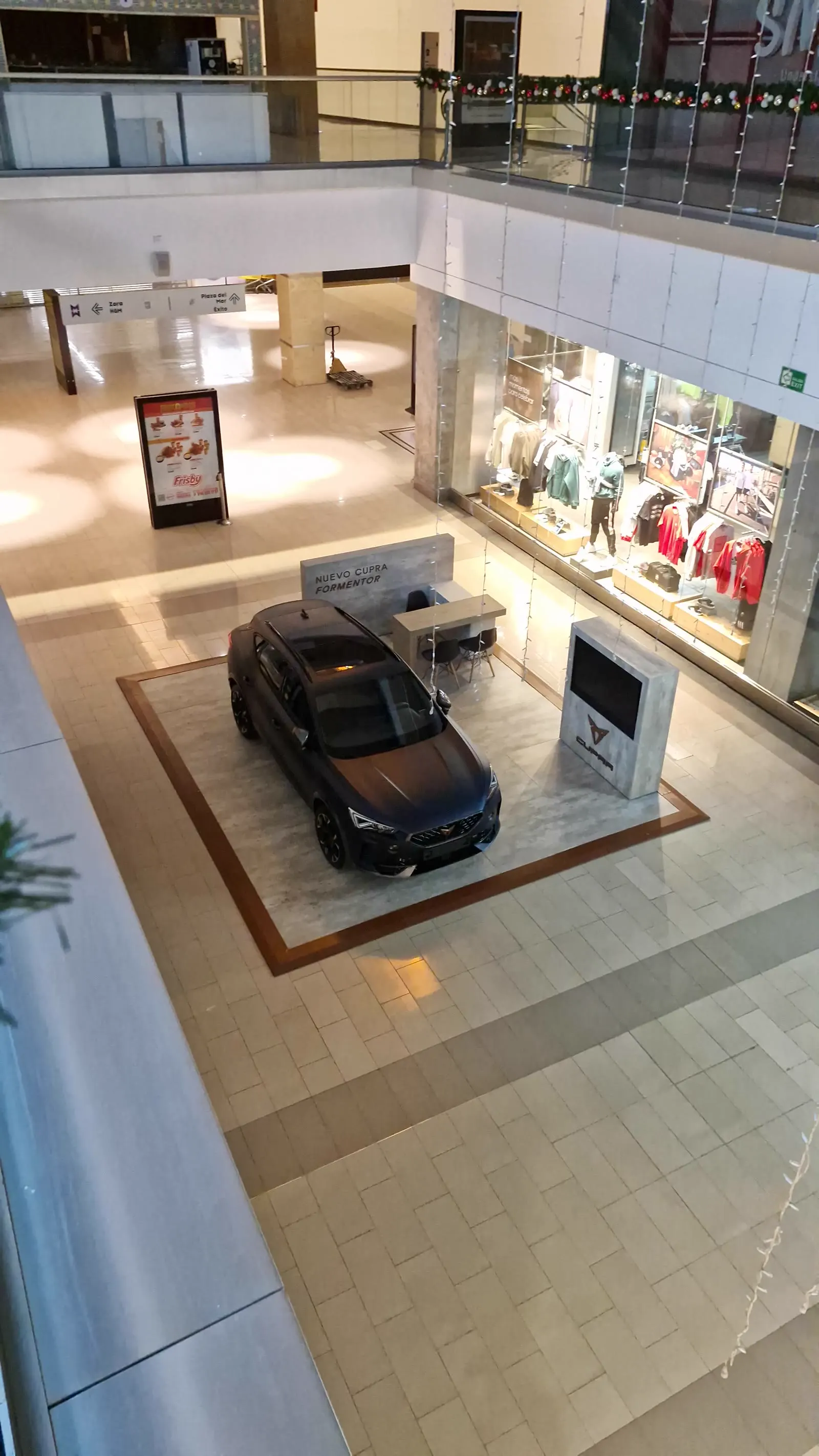 Exhibición del Cupra Formentor en el centro comercial Multiplaza vista desde arriba