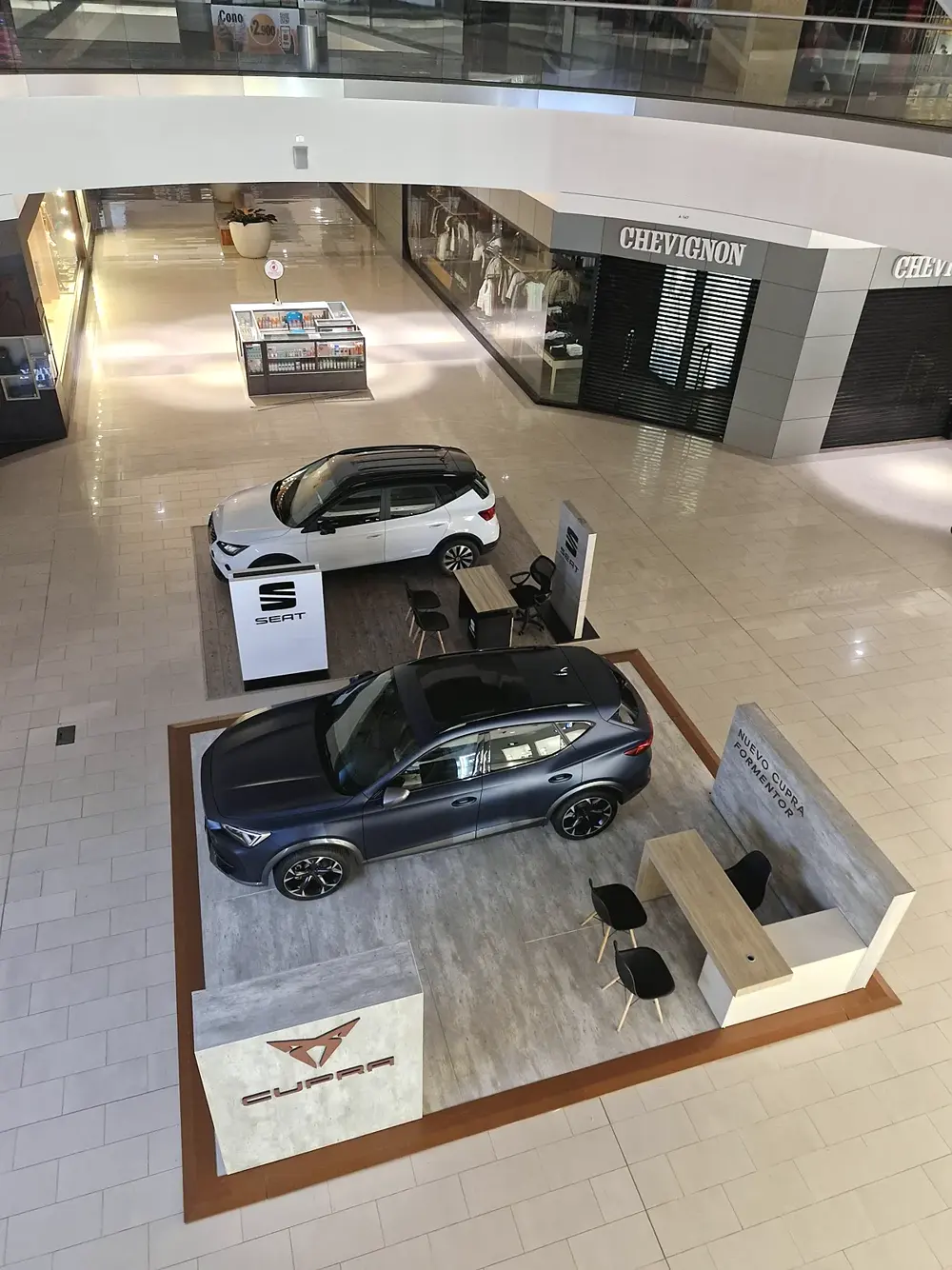 Exhibición de Cupra y Seat en centro comercial vista desde arriba