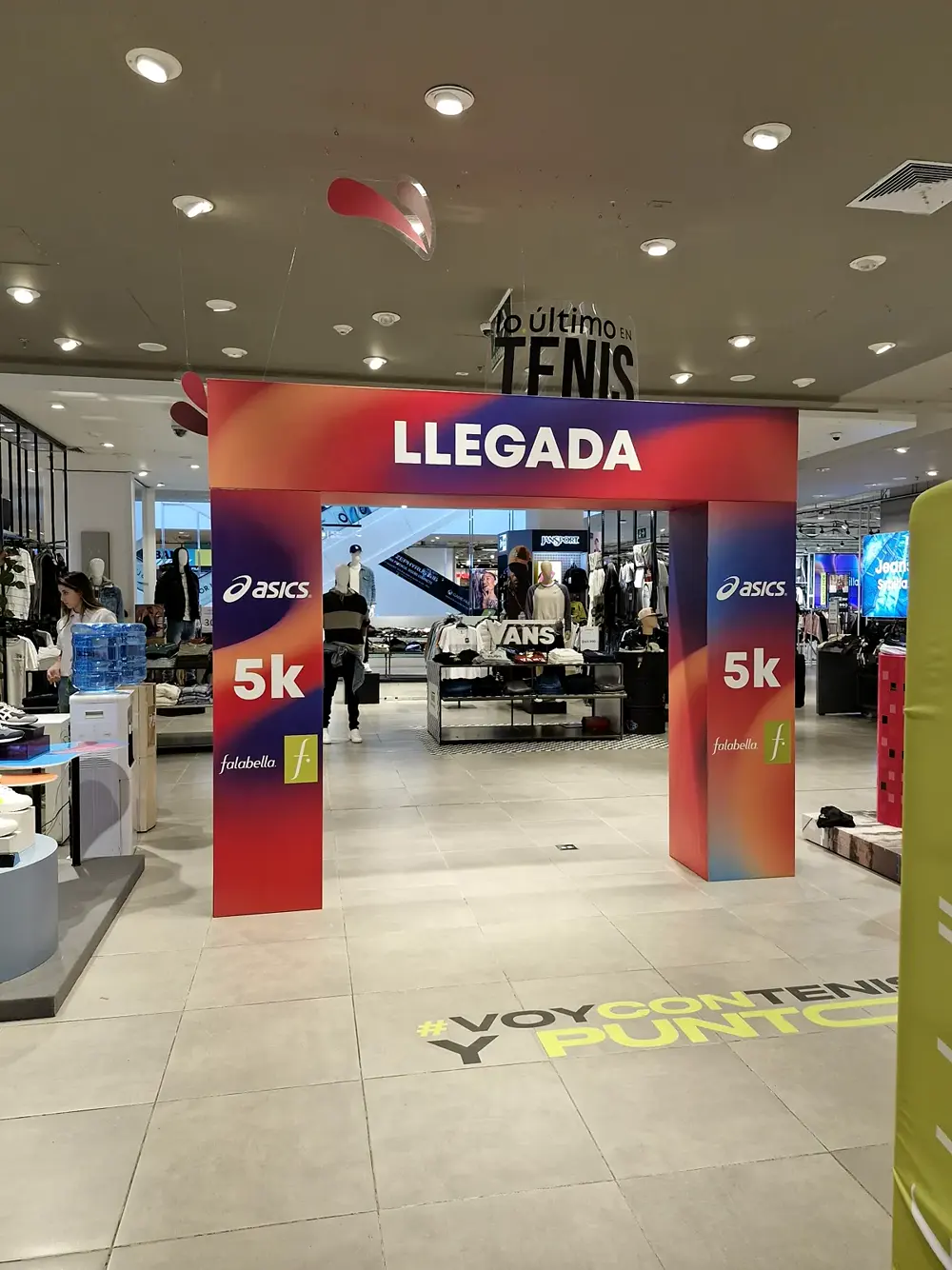 Arco de llegada Asics 5K en Falabella