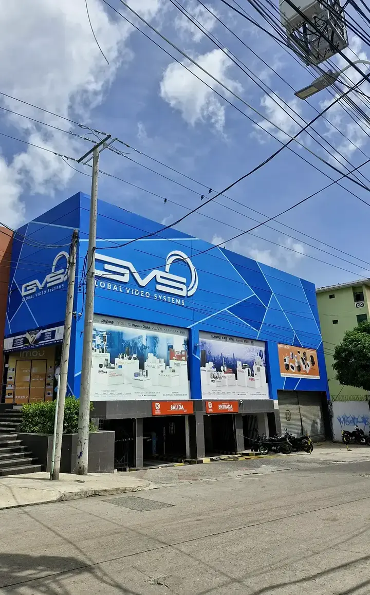 Fachada de GVS en Barranquilla con aviso y vinilos