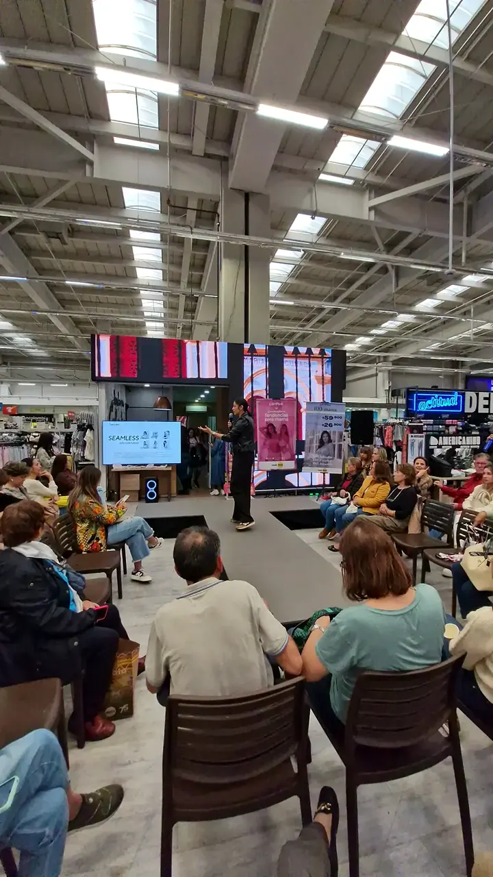 Pasarela de Lilipink con tarima y pendones