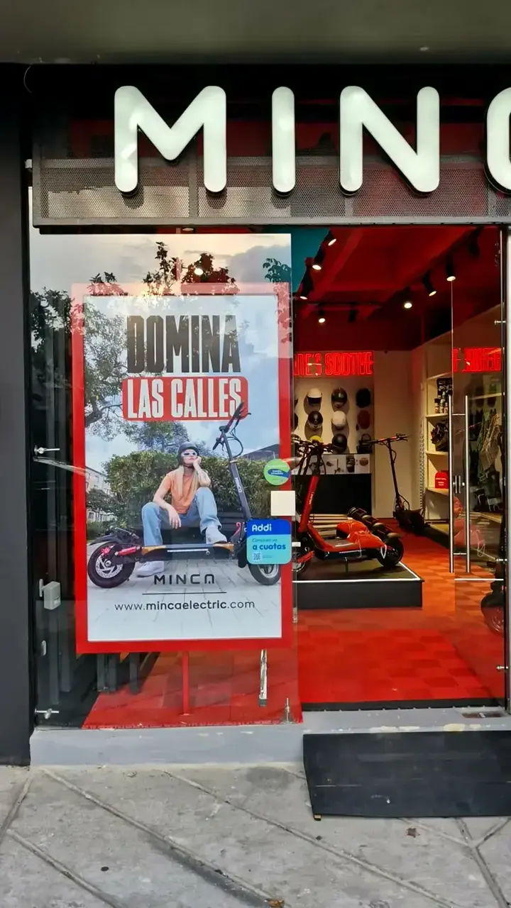Tótem Domina las calles de Minca en una vitrina