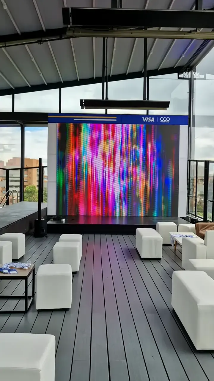 Arco y marco de pantalla para Visa y Credibanco en una terraza